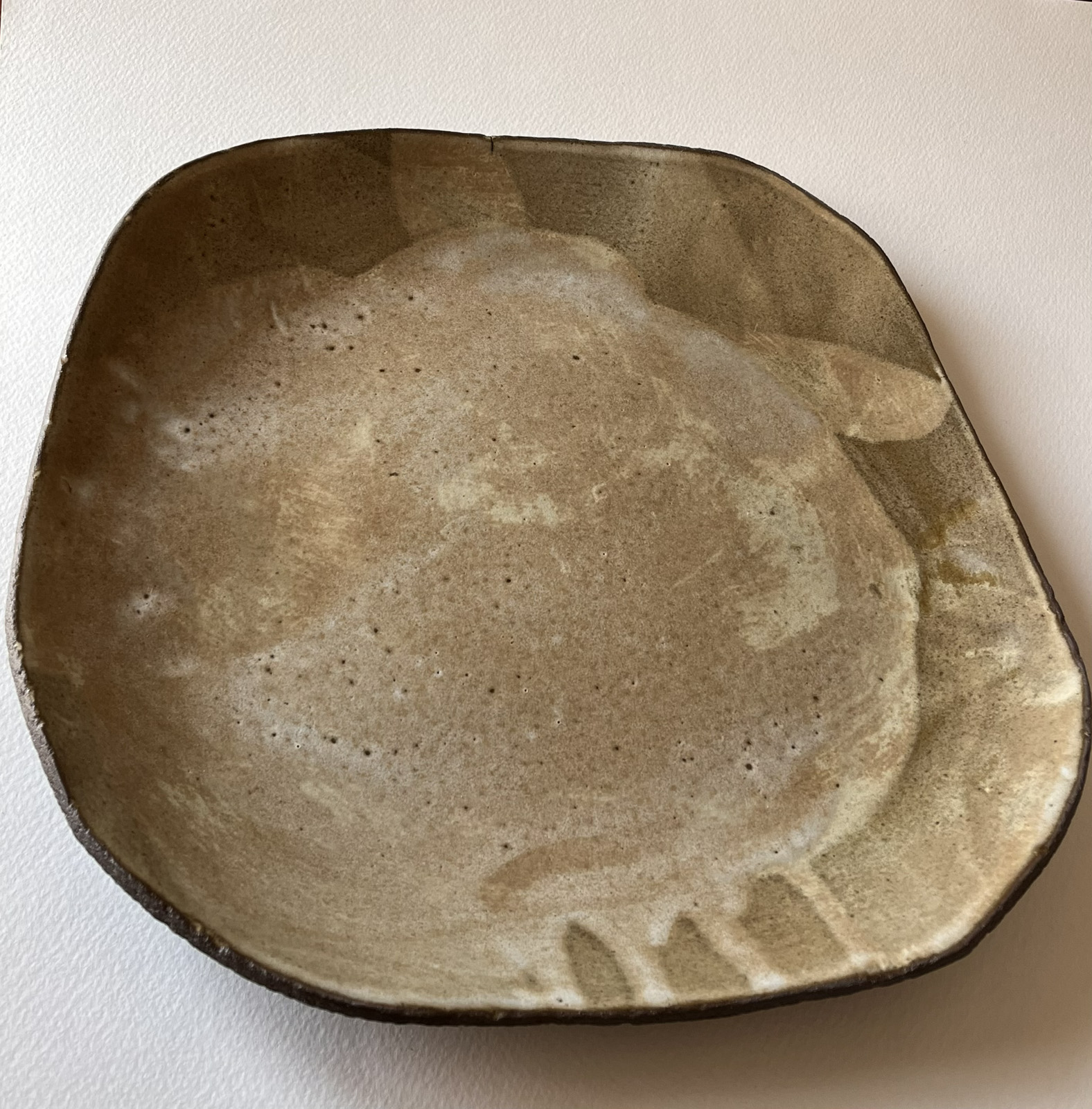 Grande assiette carrée aux angles arrondis en grès brun, intérieur émaillé beige nuageux, vue de dessus