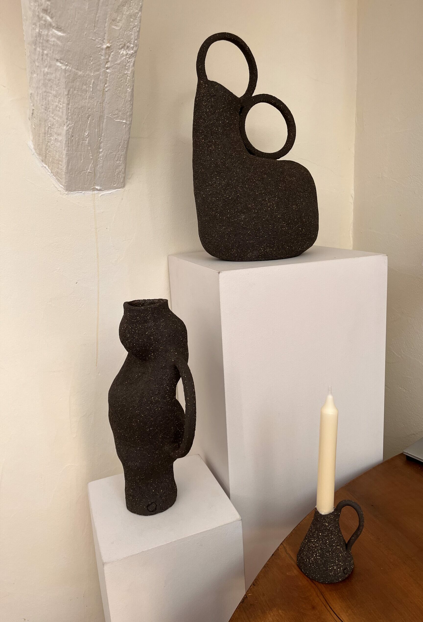 visuel de 2 vases Circle en grès marron chamotté sur colonne