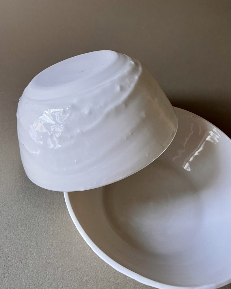 Deux bols Purete en porcelaine blanche brillante, l'un retourné posé sur l'autre