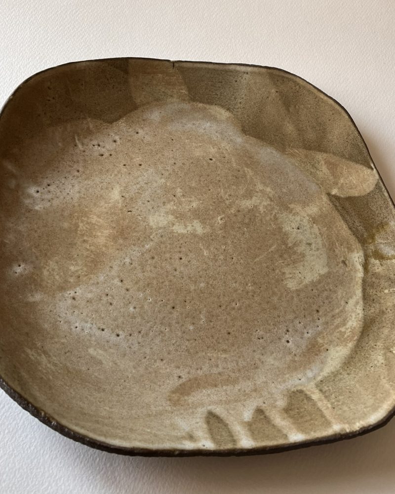 Grande assiette carrée en grès brun, émail beige Grande assiette carrée aux angles arrondis en grès brun, intérieur émaillé beige nuageux, vue de dessus